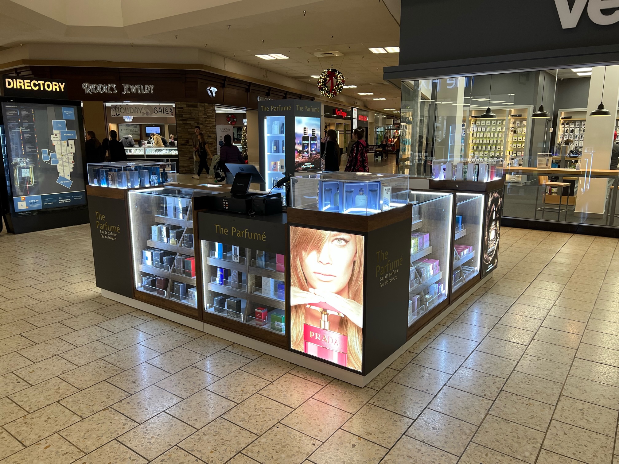 Quiosco de The Parfumé fabricado por BD Display, instalado en un Simon Mall con vitrinas surtidas de fragancias y tráfico de clientes