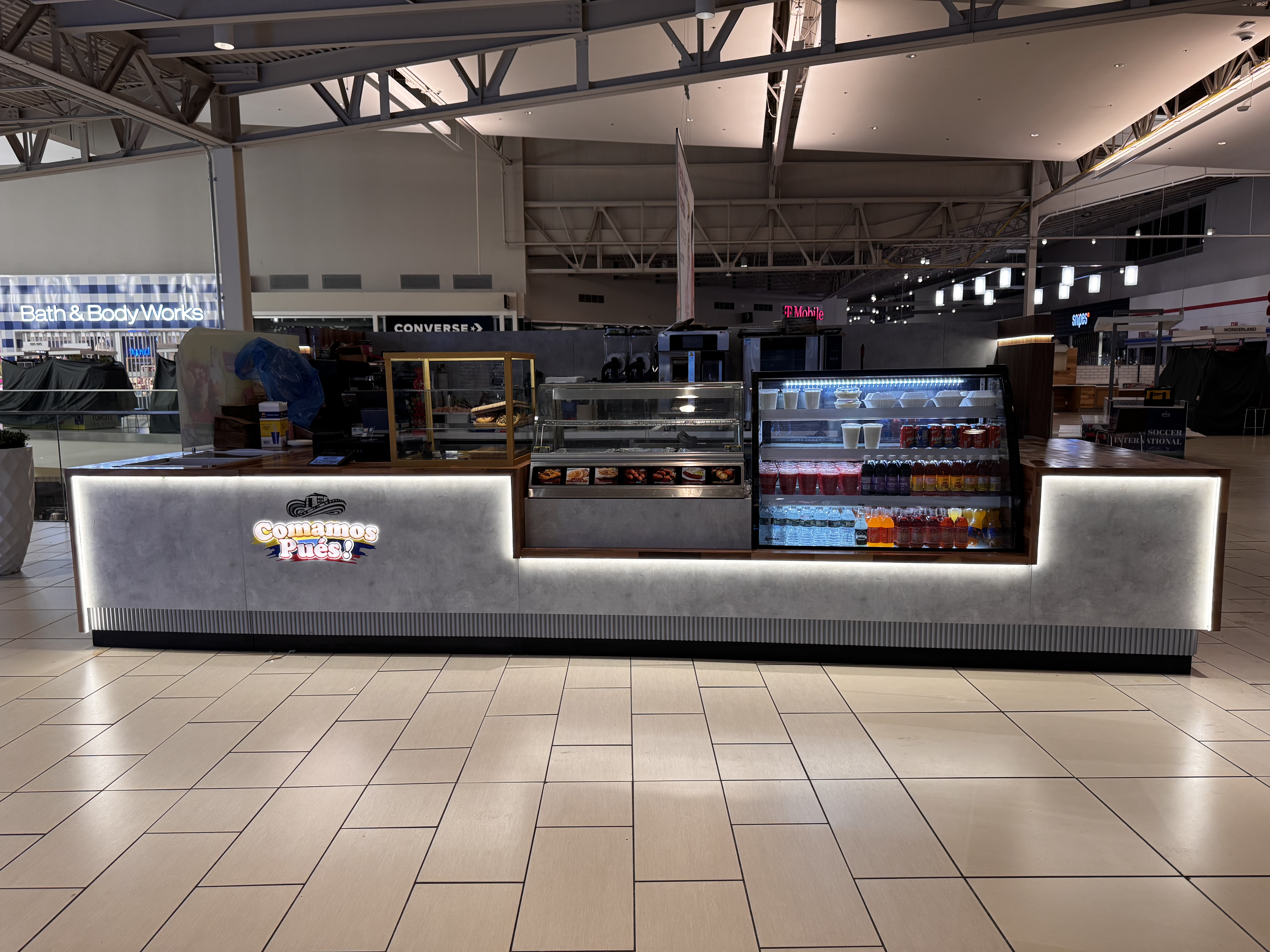 Quiosco de Comamos Pues en un centro comercial de EE. UU., completamente surtido