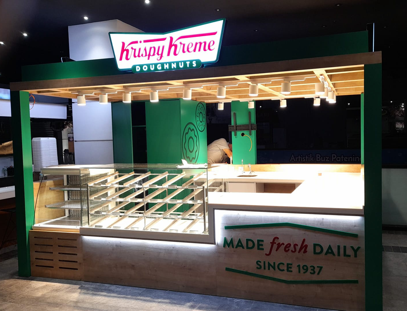 Quiosco de Krispy Kreme fabricado y entregado por el centro de fabricación europeo de BD Display