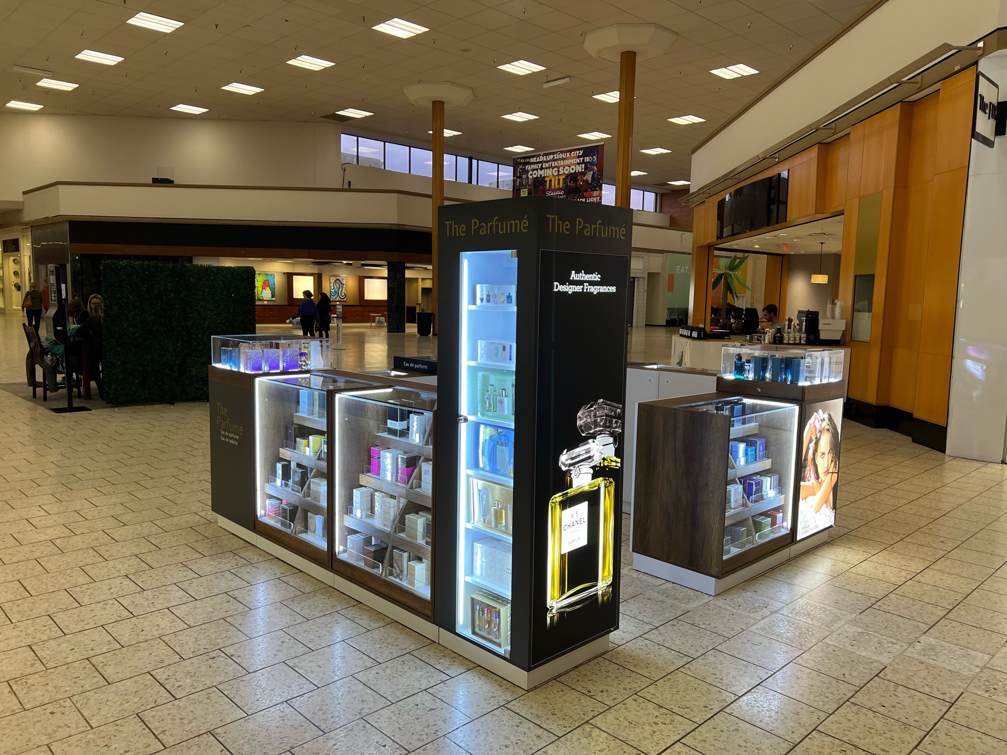 Quiosco de fragancias The Parfumé en un centro comercial de EE. UU.