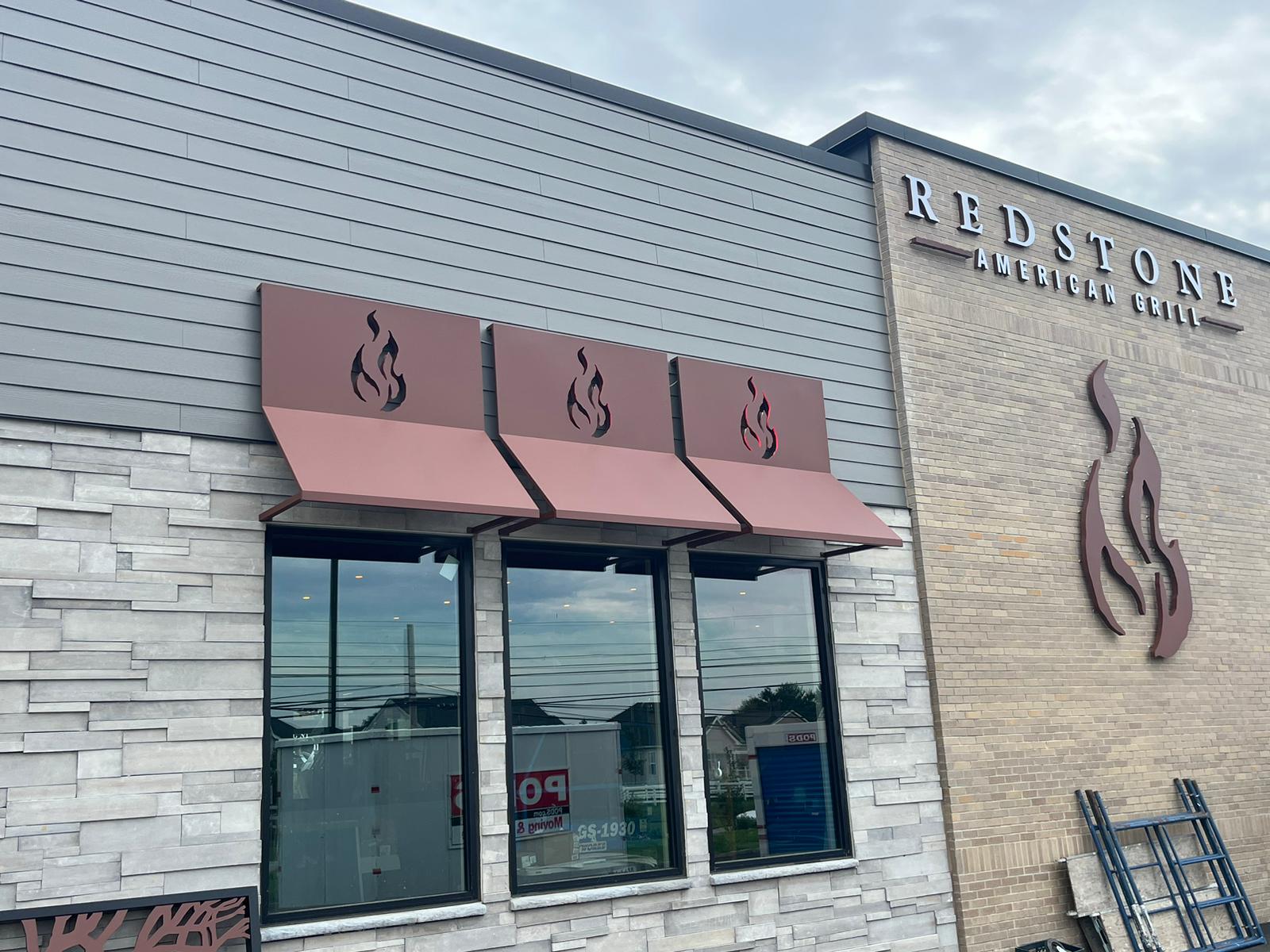 Programa de letreros exteriores de Redstone American Grill — logotipo, llamas dimensionales y marquesinas de marca