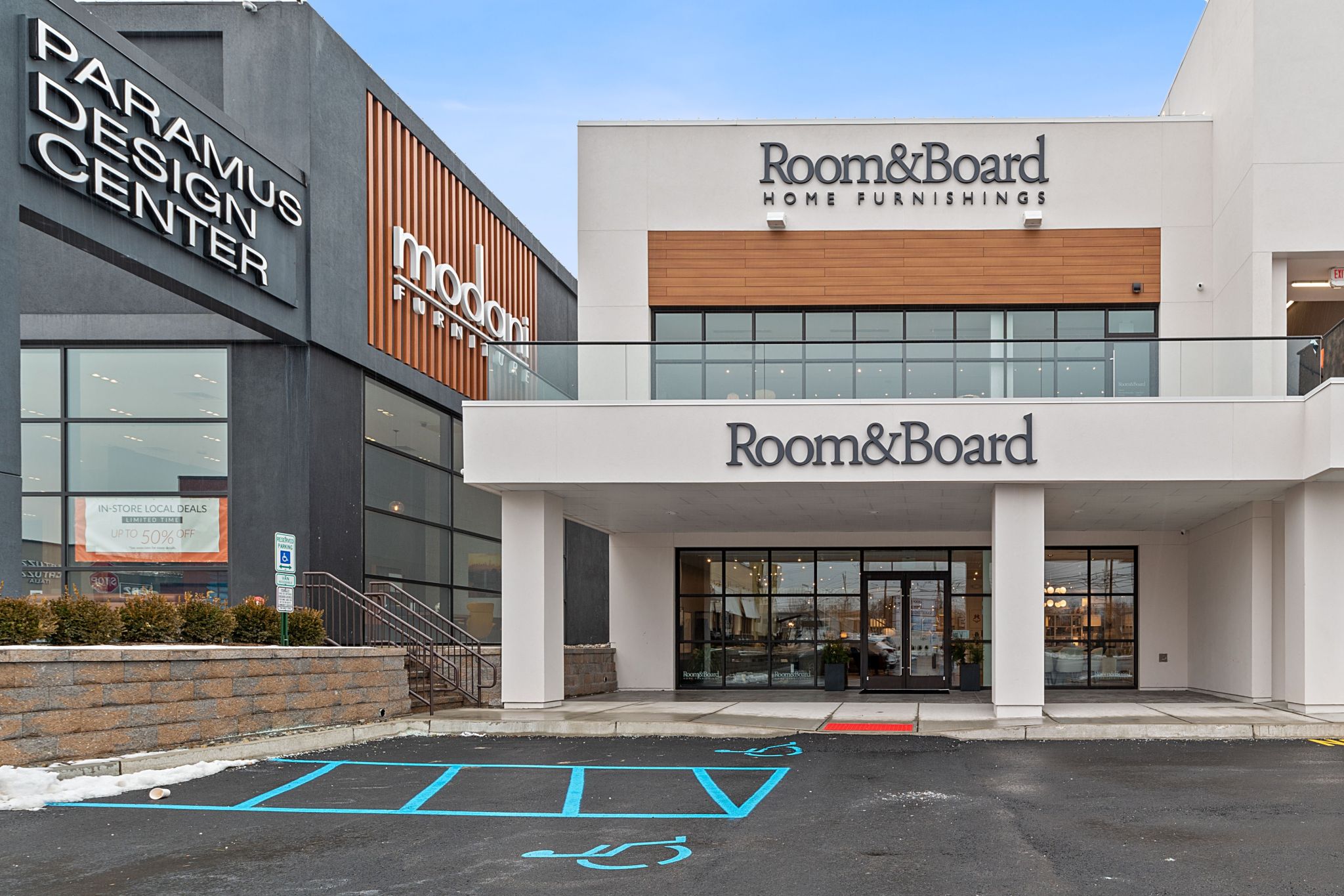 Fachada de Room & Board — letreros de letras corpóreas en dos niveles en Paramus Design Center