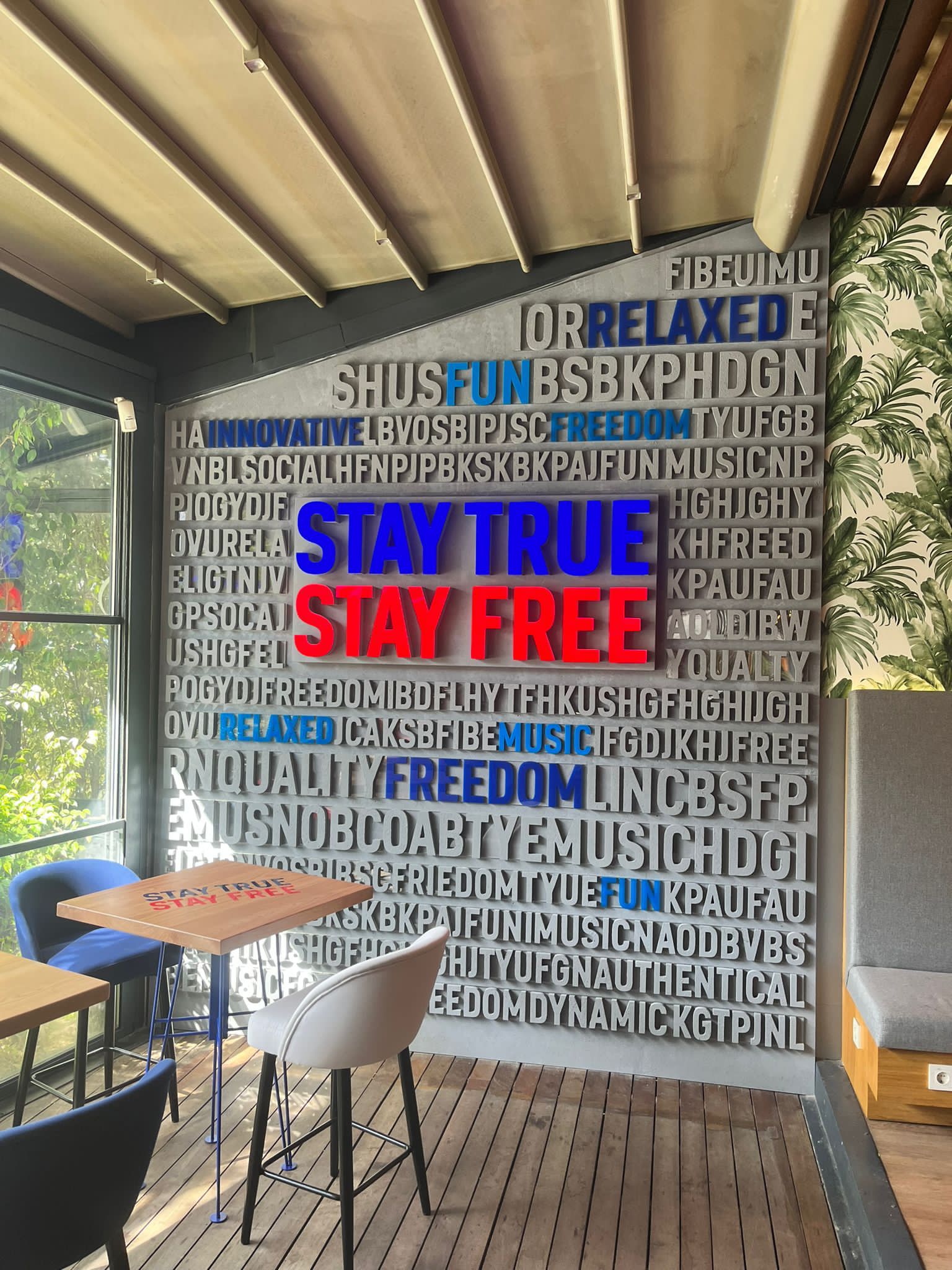Instalación tipográfica dimensional de pared Stay True Stay Free