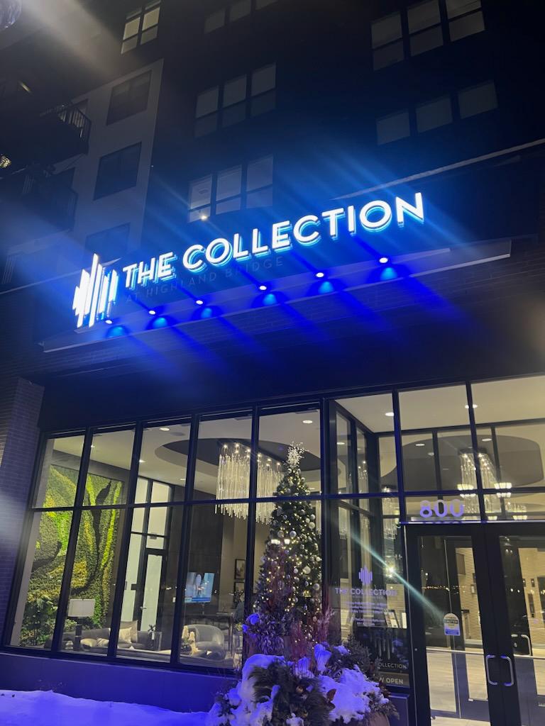 The Collection at Highland Bridge — letrero iluminado de letras corpóreas con luz azul de acento